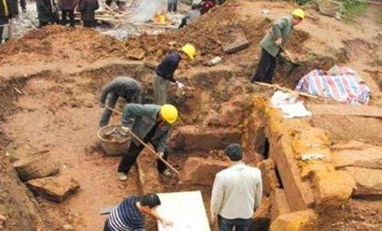 这位考古专家，在发掘清朝古墓时，无意挖到自家祖先，结局如何？