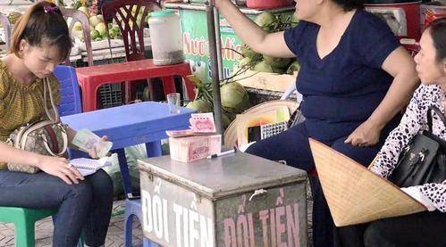 越南有一怪异现象，当众在街头摆放大捆人民币，为何没人敢去抢？